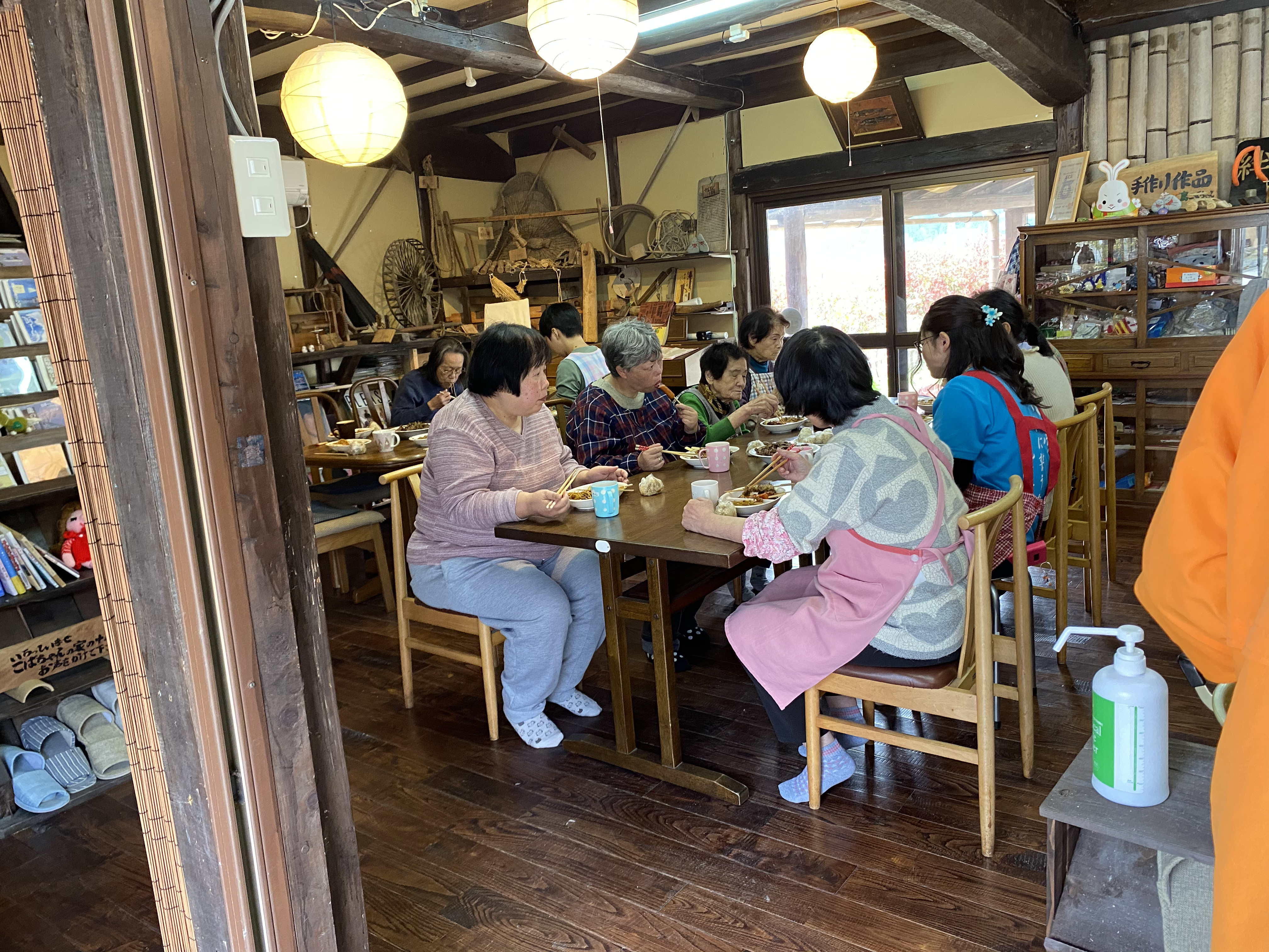みんな仲良く支えあい、共に笑って暮らすべし